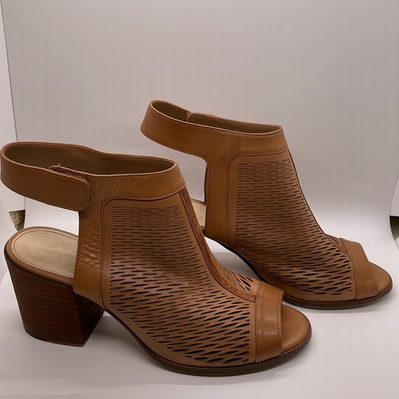 Vince Camuto tan leather heels Sz 9 - Picture 2 of 11